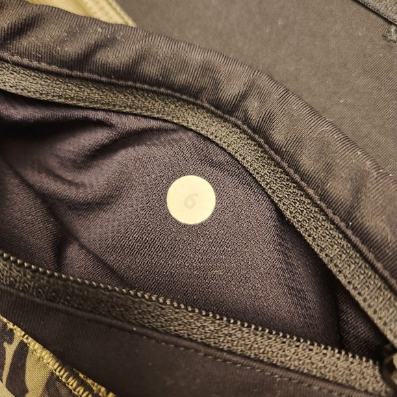 Speed Up Low-Rise Lined Short 2.5" - Pop Cut Fatigue Green Black / Black - Picture 5 of 9